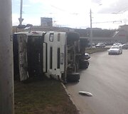 Kaune apvirto vilkikas.