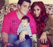 Realybės &scaron;ou žvaigždė Snooki su sužadėtiniu Jionni LaValle ir sūneliu Lorenzo