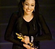 Angelina Jolie atsiima &bdquo;Oskarą&ldquo; už geriausią antraplanės aktorės vaidmenį (2000 m.)
