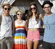 Dainininkas Nickas Jonas, aktorė AnnaSophia Robb, manekenė Alessandra Ambrosio ir dainininkas Joe Jonas
