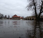 Patvinusi Kruoja užliejo restauruotą Pakruojo dvarą