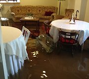 Patvinusi Kruoja užliejo restauruotą Pakruojo dvarą