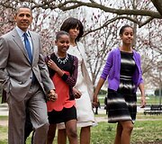 Barackas ir Micelle Obamos su dukterimis Sasha ir Malia