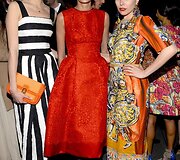 Manekenė Constance Jablonski, žurnalo &bdquo;W&ldquo; mados redaktorė Giovanna Battaglia ir dainininkė Paloma Faith
