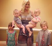 Tori Spelling su vaikais Liamu, Stella, Hattie ir Finnu