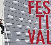 Darbininkas kabina Kanų kino festivalio plakatą