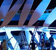 Darbininkai montuoja palmės &scaron;akelę &bdquo;Lumiere&ldquo; kino teatre 