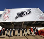 Darbininkai kabina Kanų kino festivalio plakatą