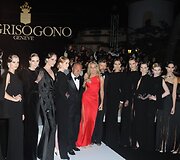 Smiltė Bagdžiūnė (trečia i&scaron; kairės), &bdquo;De Grisogono&ldquo; įkūrėjas Fawazas Gruosi (&scaron;e&scaron;tas i&scaron; kairės), aktorė Sharon Stone (raudona suknele) ir Juozas Statkevičius (a&scaron;tuntas i&scaron; kairės)