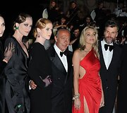 Smiltė Bagdžiūnė (pirma i&scaron; kairės), &bdquo;De Grisogono&ldquo; įkūrėjas Fawazas Gruosi (ketvirtas i&scaron; kairės), aktorė Sharon Stone (raudona suknele) ir Juozas Statkevičius (antras i&scaron; de&scaron;inės)