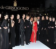 Smiltė Bagdžiūnė (trečia i&scaron; kairės), &bdquo;De Grisogono&ldquo; įkūrėjas Fawazas Gruosi (&scaron;e&scaron;tas i&scaron; kairės), aktorė Sharon Stone (raudona suknele) ir Juozas Statkevičius (a&scaron;tuntas i&scaron; kairės)
