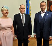 Estijos prezidentas Toomasas Hendrikas Ilvesas su žmona Evelin ir Monako princu Albertu II