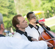 Liudas Mikalauskas (centre)