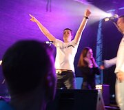 Per Marijono Mikutavičiaus koncertą Gargžduose ant scenos prasmuko gerbėjas