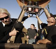 Richardas Bransonas ir oro baliono pilotas Romanas Mikelevičius (de&scaron;inėje)