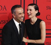 Aktorė Rooney Mara su dizaineriu Francisco Costa