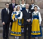 &Scaron;vedijos karali&scaron;koji &scaron;eima: princas Danielis, Chrisas O'Neillas, princesė Estelle, princesė Victoria, princesė Madeleine, karalius Carlas Gustafas, princas Carlas Philipas ir karalienė Silvia
