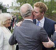 Kornvalio hercogienė Camilla, princas Charlesas ir princas Harry &bdquo;Chelsea Flower Show&ldquo; parodoje