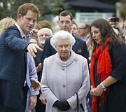 Princas Harry su karaliene Elizabeth II &bdquo;Chelsea Flower Show&ldquo; parodoje