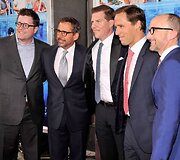 Tomas Rice'as, Steve'as Carellas, Kevinas Walshas, Natas Faxonas ir Jimas Rashas