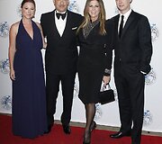 Tomas Hanksas su žmona Rita Wilson (pora centre) ir sūnumi Colinu Hanksu bei jo žmona Samantha Bryant (pora i&scaron; kra&scaron;tų)