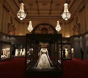 Suknelė, kurią karalienė Elizabeth II vilkėjo per savo karūnavimą