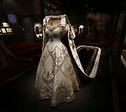 Suknelė, kurią karalienė Elizabeth II vilkėjo per savo karūnavimą
