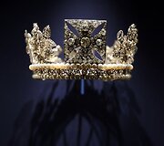 Karaliui George'ui IV 1982 m. sukurta deimantinė diadema, kurią jis buvo užsidėjęs per savo karūnavimą. &Scaron;ia diadema per savo karūnavimą buvo pasipuo&scaron;usi ir Elizabeth II