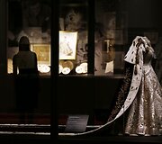 Suknelė, kurią karalienė Elizabeth II vilkėjo per savo karūnavimą