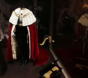 Karalienės Elizabeth II mantija, kurią ji vilkėjo per savo karūnavimąaroda