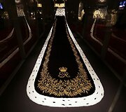 Karalienės Elizabeth II mantija, kurią ji vilkėjo per savo karūnavimąaroda