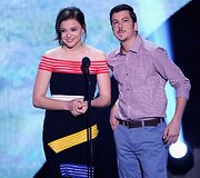 Chloe Moretz ir Christopheris Mintzas-Plasse