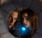 Lily Collins ir Jamie Campbellas Boweris filme &bdquo;Mirties įrankiai: Kaulų miestas&ldquo;