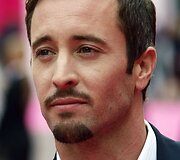 Alexas O'Loughlinas &scaron;venčia 37-ąjį gimtadienį