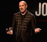 Johnas Varvatosas atsiima Geriausio vyrų dizainerio apdovanojimą