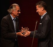 Žurnalo &bdquo;W&ldquo; redaktorius Stefano Tonchi Patrickui Demarchelier įteikia Geriausio fotografo apdovanojimą