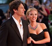 Režisierius Jonathanas Glazeris ir Scarlett Johansson