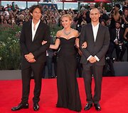 Režisierius Jonathanas Glazeris, aktorė Scarlett Johansson ir prodiuseris Jamesas Wilsonas