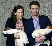 Danijos princas Frederikas su žmona princese Mary ir dvyniais Vincentu ir Josephine