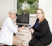 Eveliną Milerytę konsultuoja &bdquo;Sugiharos&ldquo; specialistė