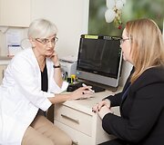 Eveliną Milerytę konsultuoja &bdquo;Sugiharos&ldquo; specialistė