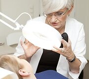 Eveliną Milerytę konsultuoja &bdquo;Sugiharos&ldquo; specialistė