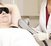 Eveliną Milerytę konsultuoja &bdquo;Sugiharos&ldquo; specialistė