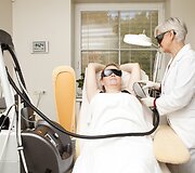 Eveliną Milerytę konsultuoja &bdquo;Sugiharos&ldquo; specialistė