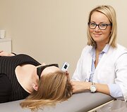 Eveliną Milerytę konsultuoja &bdquo;Sugiharos&ldquo; specialistė