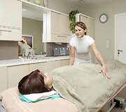 Rimą Vaniarchiną konsultuoja &bdquo;Sugiharos&ldquo; specialistė Inga Bernotienė