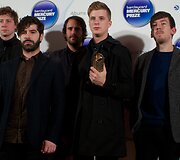 Grupė &bdquo;Foals&ldquo; (i&scaron; kairės: Walteris Gerveris, Yannis Philippakis, Jimmy Smithas, Jackas Bevanas ir Edwinas Congreave'as)