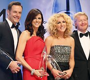 Geriausia metų grupė &bdquo;Little Big Town&ldquo;: Jimi Westbrookas, Karen Fairchild, Kimberly Schalpman ir Philipas Sweetas