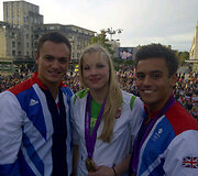 Rūta Meilutytė ir Antony Jamesas (kairėje)