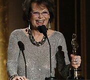 Italų aktorė Claudia Cardinale priėmė Garbės apdovanojimą už kostiumų dizainerį Piero Tosi